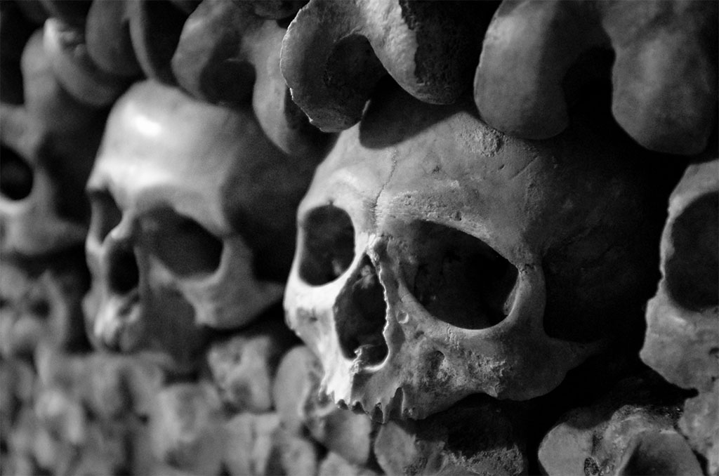 Crânes dans les Catacombes de Paris